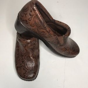 Womens Size 6.5M Floral Embossed Brown Yuu Bethane